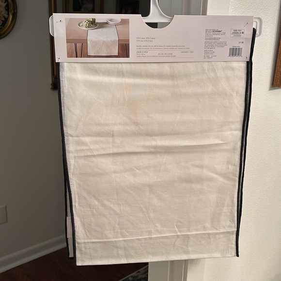 STUDIO 3B TABLE RUNNER *NEW* - Picture 3 of 5